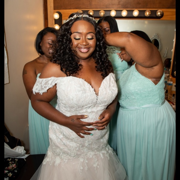 Hello this is a Justin Alexander size 16-18 - Picture 4 of 7